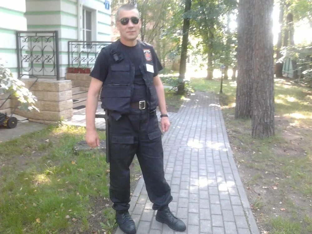 Охранник Беларусь. Фото ищем охранника на телефоне 500 рублей.