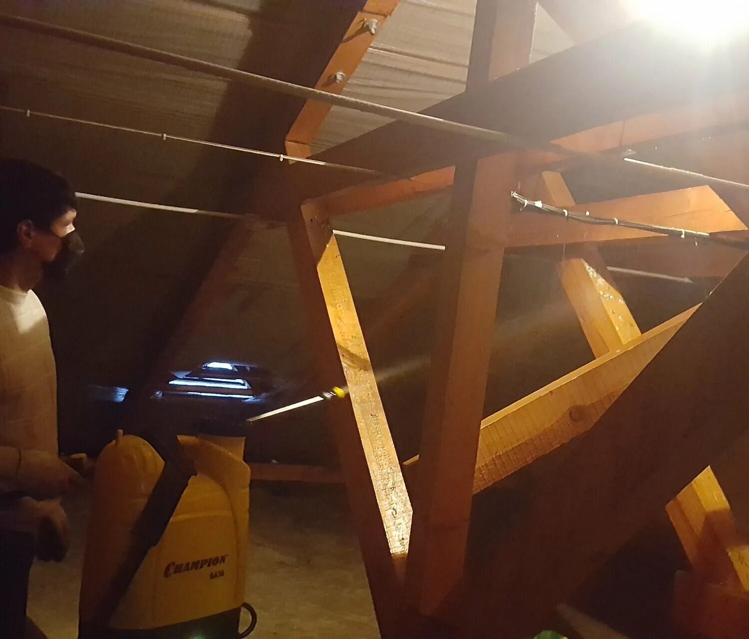 Огнезащитная обработка. Огнезащита деревянных конструкций. Огнезащитная обработка чердаков. Огнезащита деревянных конструкций. Огнезащита для дерева.