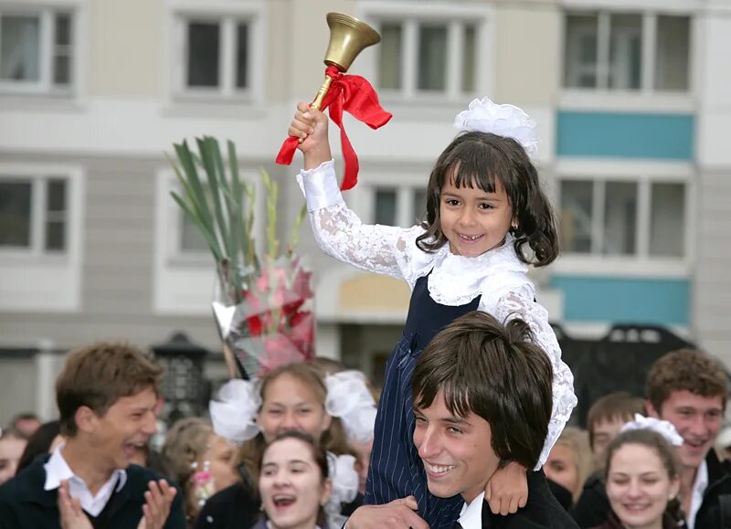 Последний звонок 1 песня. Первый звонок. Первый звонок в школе. Колокольчик "первоклассница". Первоклашка с колокольчиком.