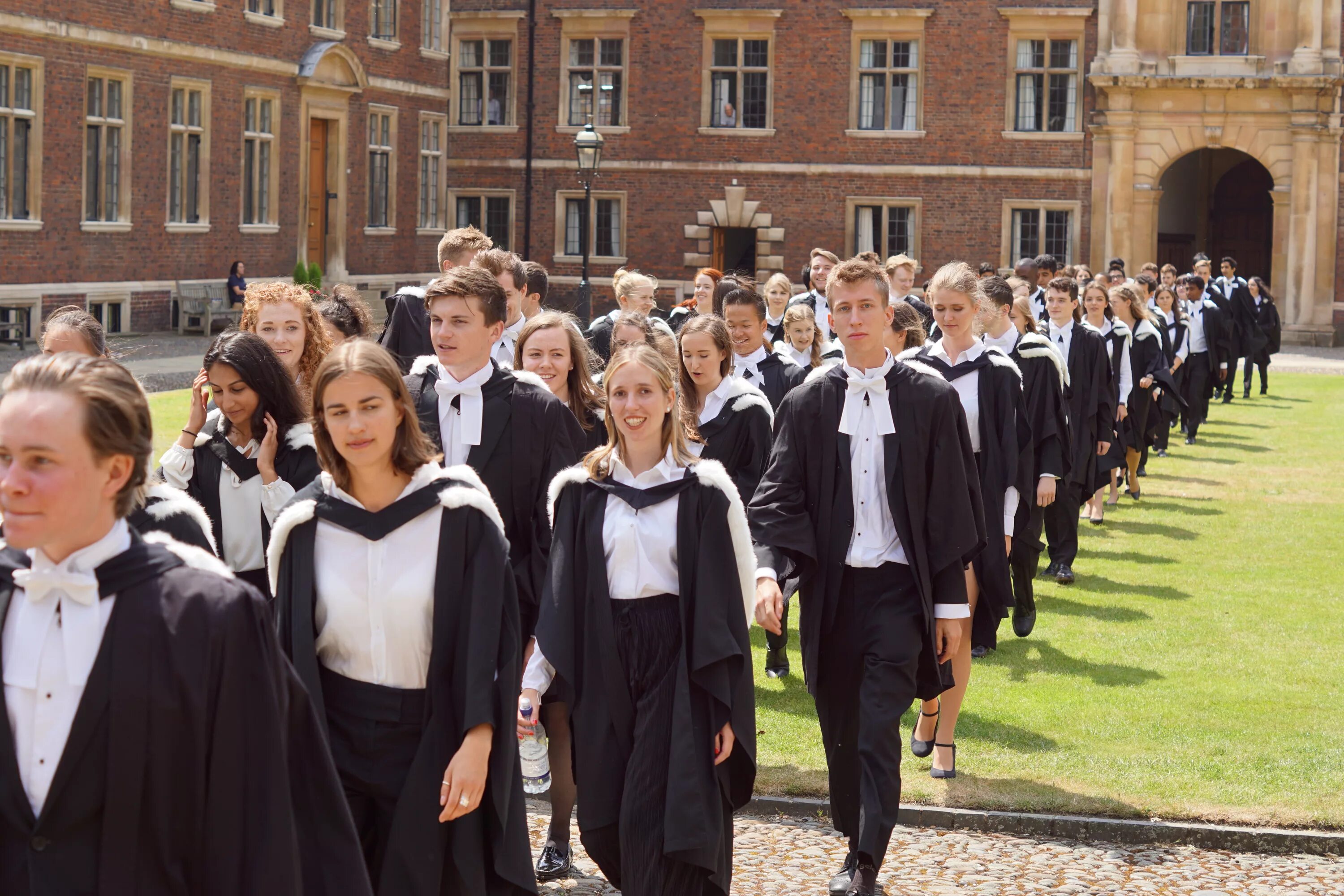 Students cambridge cambridge university. Кембриджский университет. Кембриджский университет в Англии. Выпускники Кембриджского университета. Школа Кембридж в Англии.