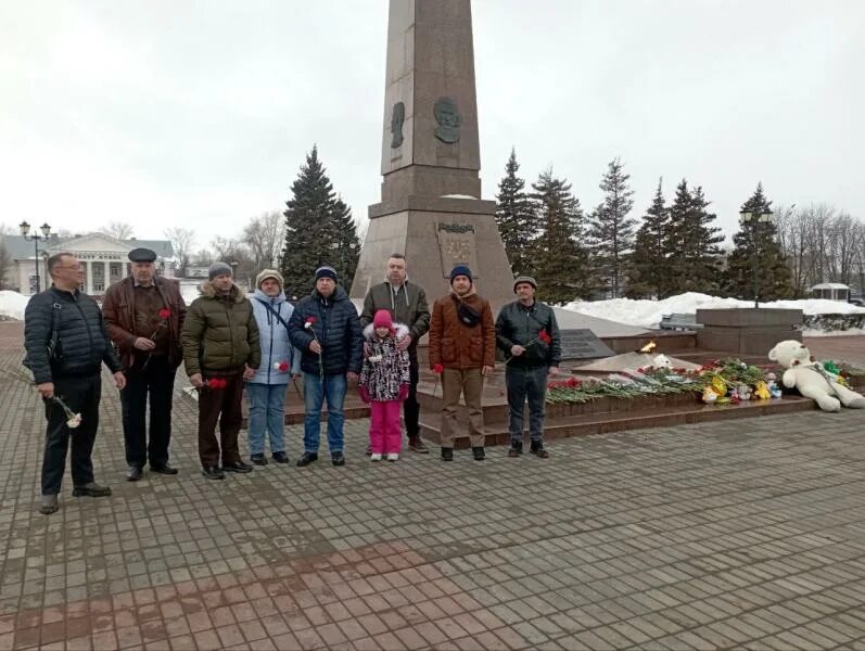 Памятник жертвам политических репрессий ивантеевка. Памятник ангелу тольятти. Памятник жертвам политических репрессий тольятти. Памятник жертвам политических репрессий тольятти. Памятник скорбящий ангел в тольятти.