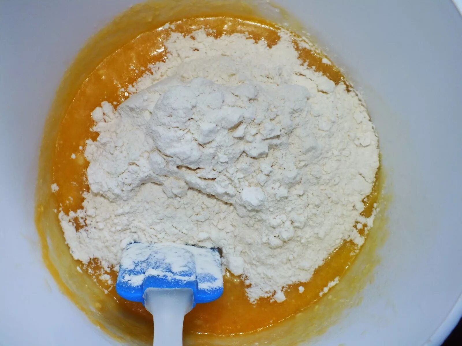 Желток сахар мука. Тыквенное пюре смешать с белковым кремом. Как надо смешать тесто. Как сделать белковый крем. Пти отравление белковым кремом.