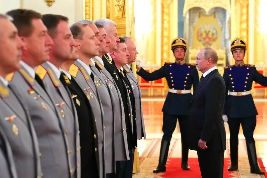 Семье какого генерала. Путин с генералами в кремле. церемония представления высших офицеров. награждение офицеров в кремле. представление президенту высших офицеров.