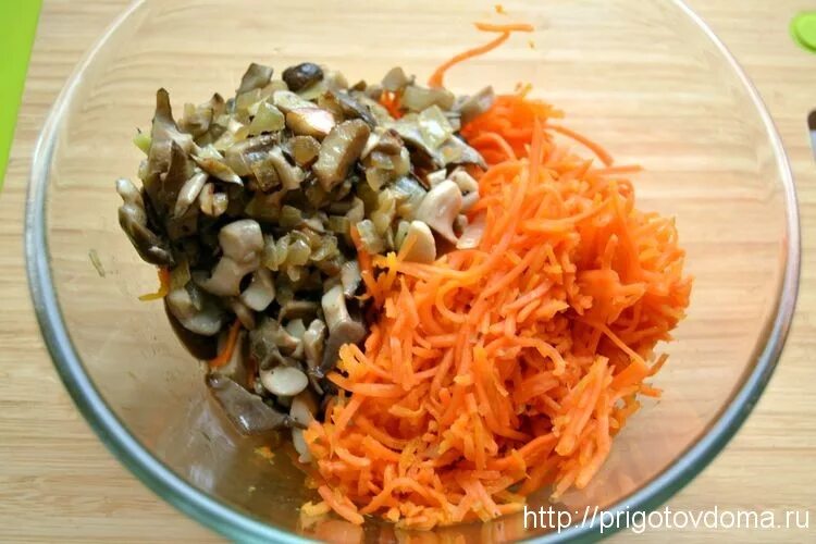 Салат курица грибы морковь по-корейски. Салат с корейской морковью и грибами. Салат с корейской морковкой и грибами. Салат с корейской морковью и курицей и грибами.