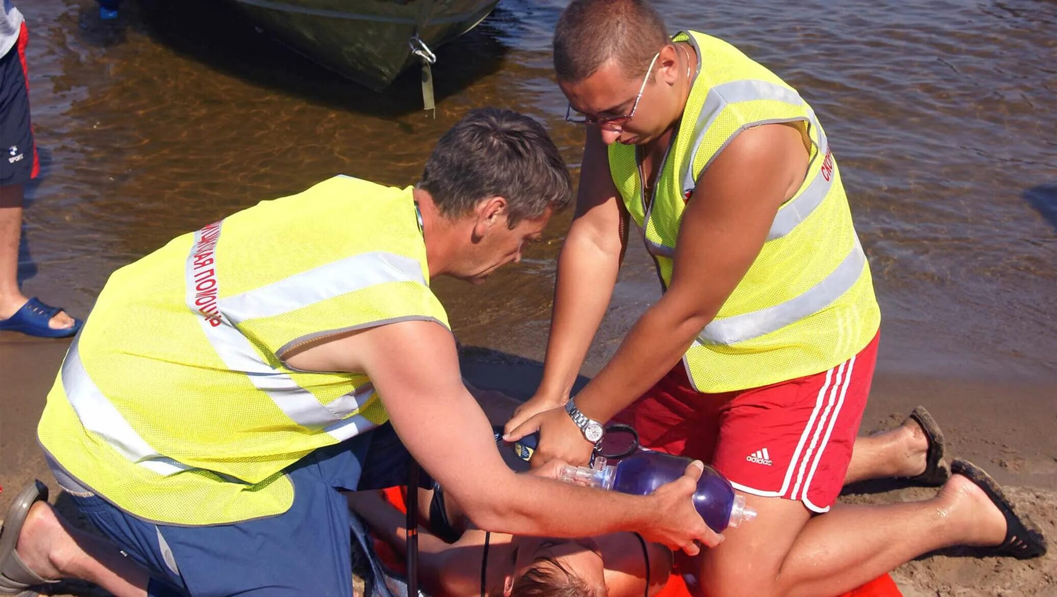 Случайно утонул. Спасатель на пляже. Спасатели на воде.