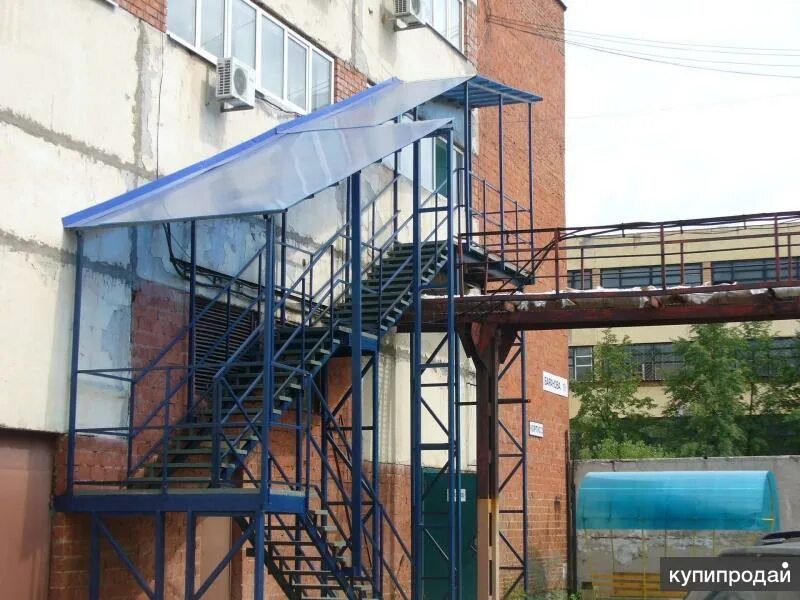 Козырек из поликарбоната. Навес примыкающий к дому из мягкой кровли. Навес над входной дверью. Навесы противопожарные. Навес поликарбонат.
