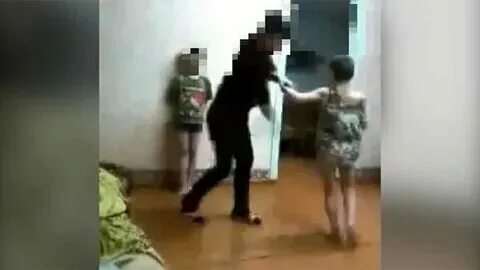 Два парня издеваются над третьей. Два парня издеваются над третьей