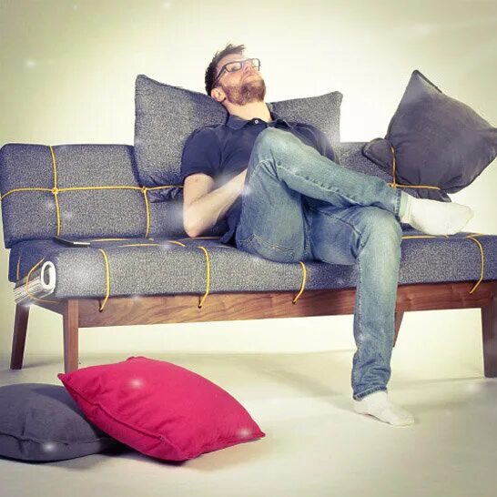 Сколько лет дивану. Человек на диване. Мужчина на диванчике. Парень на диване. Парень лежит на диване.