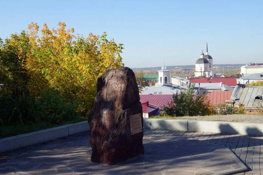 Томск дата основания. Камень на Воскресенской горе Томск. Томск памятники Воскресенская гора. Камень основания Томска. Камень основания Томск музей истории Томска.