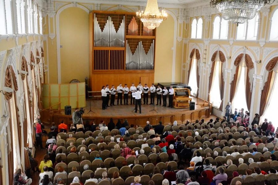 Мгу концерты. Зал Астраханской консерватории. Астраханская государственная консерватория органный концерт. Астраханская консерватория большой зал. АГК Астраханская государственная консерватория.