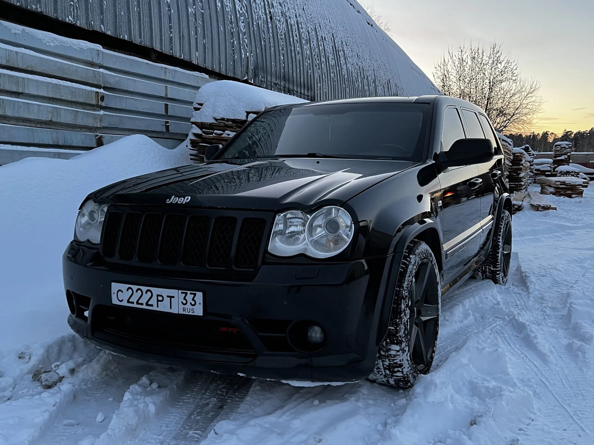 Grand cherokee srt wk1. Чероки срт 8. Jeep grand cherokee srt8 утка. Черный джип. По садовому шуршит черный джип.