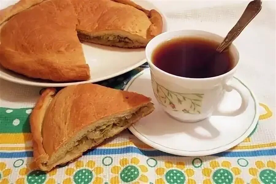 Чай или пирог. Пирожки с чаем. чай с пирогом. пирог с чаем. пирог с капустой и чай.