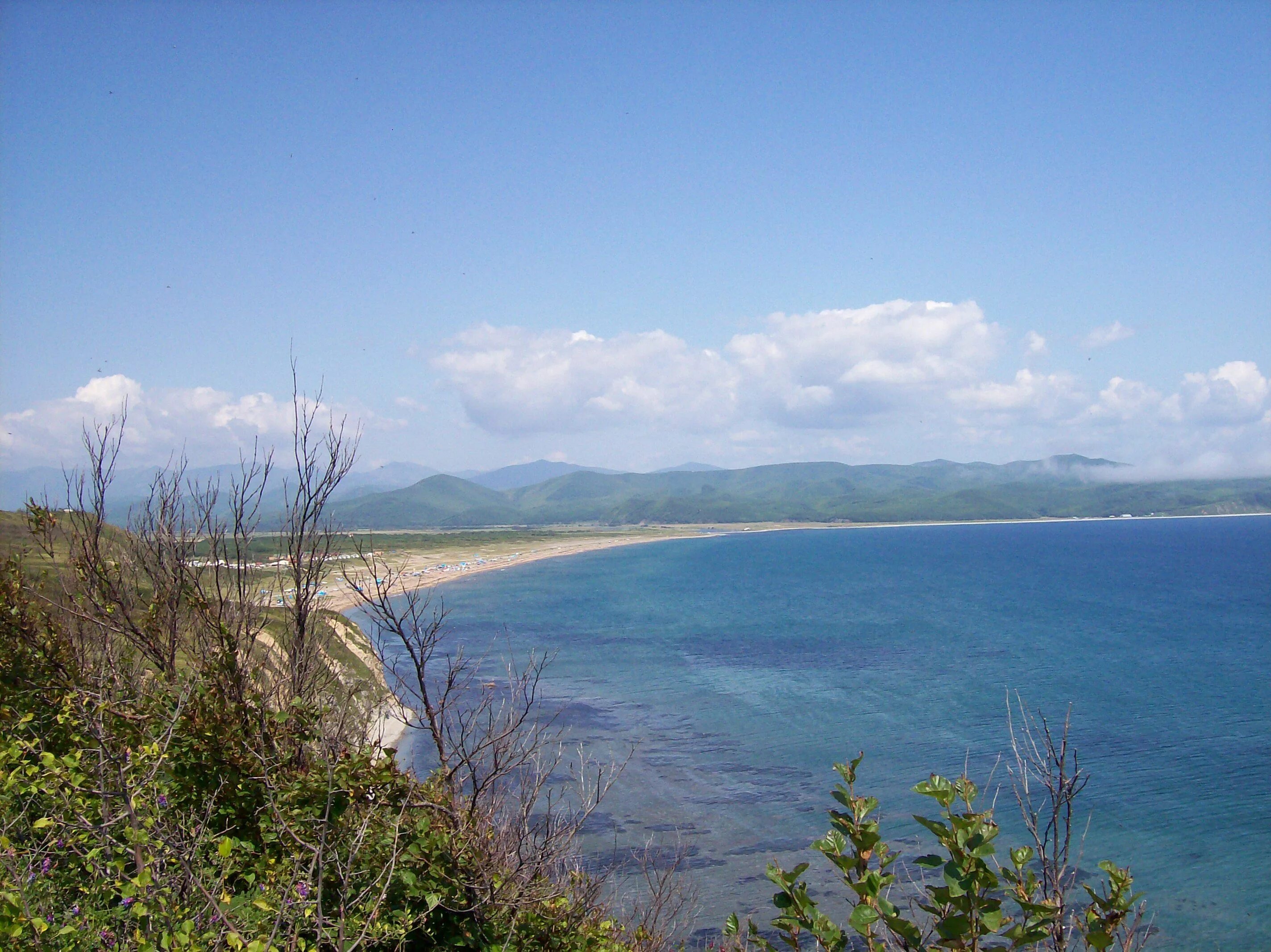Зеркальный пляж. Скалы острова итуруп. Зеркальный берег. Зеркальная гладь озера. Прибрежный песок.