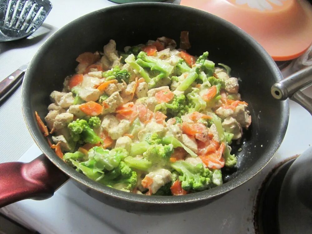 Брокколи. Картошка тушеная с брокколи. Пп гарниры. Тушёная морковь и брокколи. Брокколи стебельная.