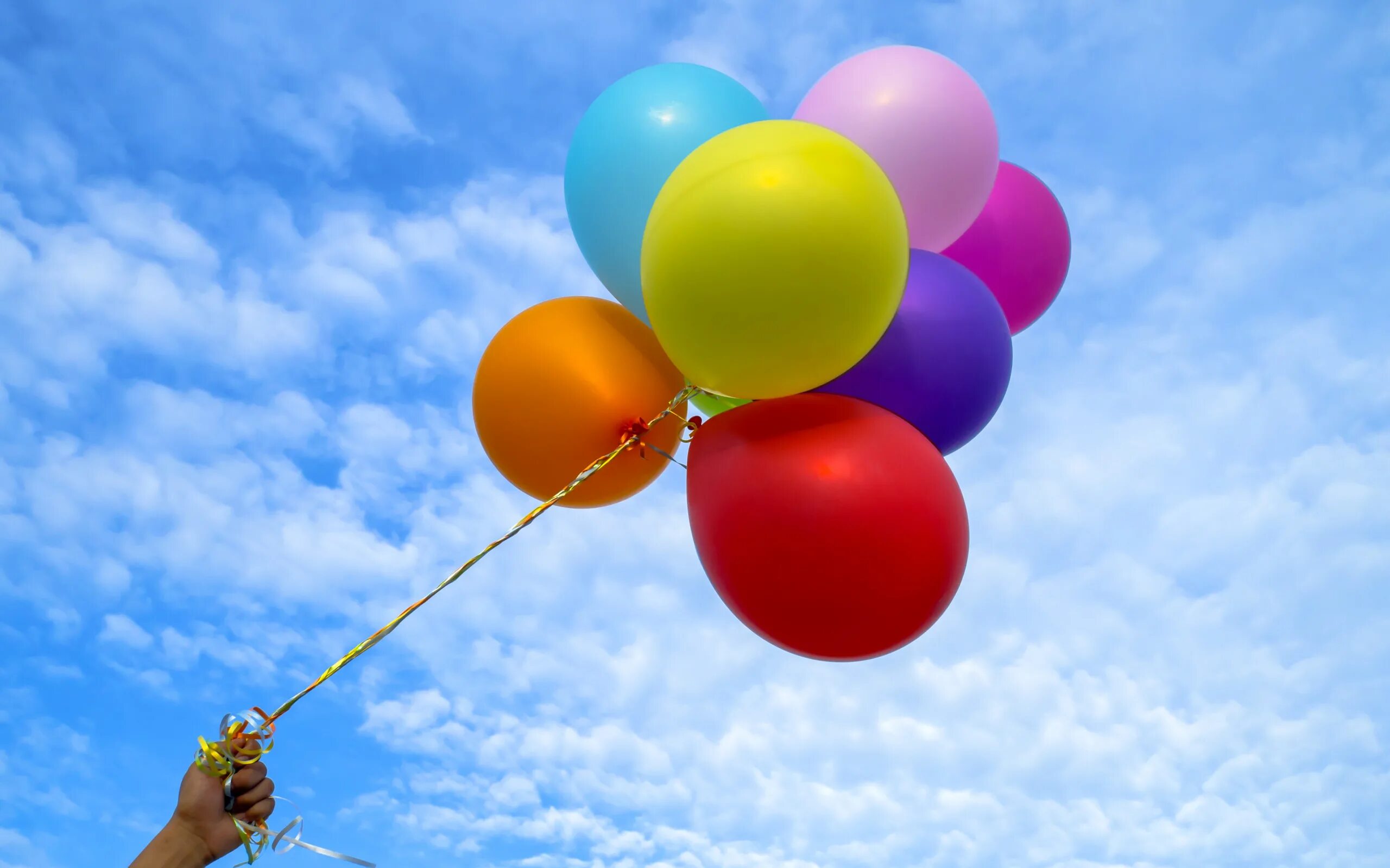 Воздушные шары читать. Воздушный шарик. Воздушные шары в небе. Шарики в небе. Воздушные шары улетают.