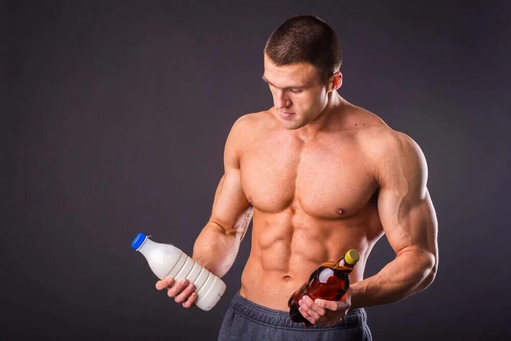 Можно ли пить протеин во время тренировки. Спортивные добавки для спортсменов. Спортивный мужчина. Спортсмен качок. Спортивные люди.