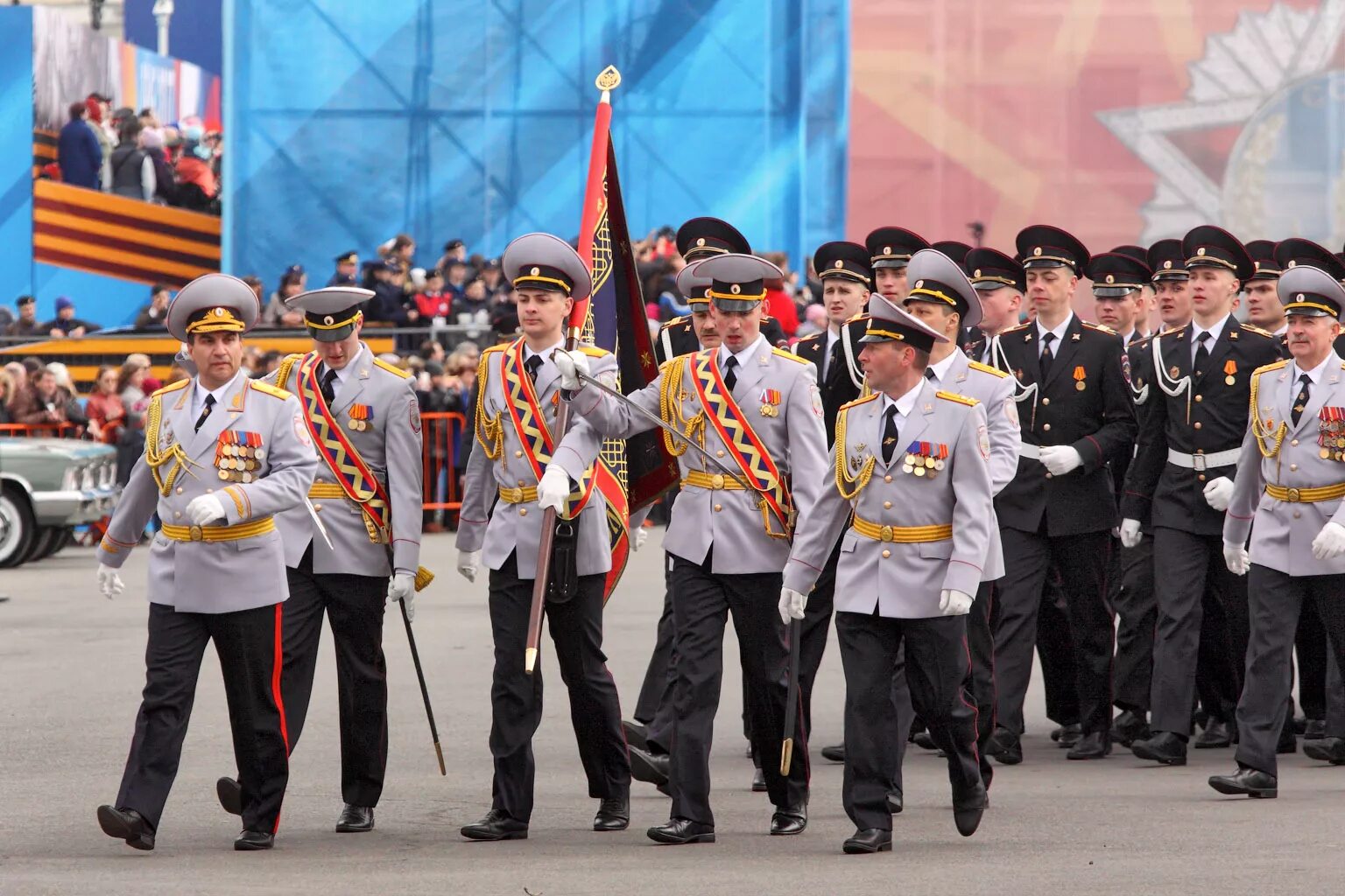 парад 9 мая минеральные воды. парад победы в минводах 2022. парад на красной площади морская пехота. парадный строй солдат. парад мвд.