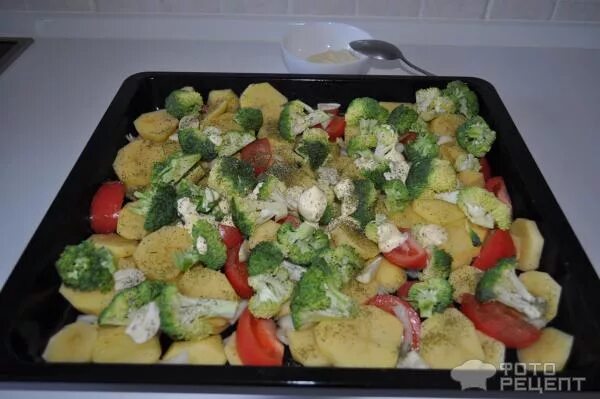 Брокколи в духовке запеченные. Брокколи с картошкой в духовке. Картофель с брокколи в духовке. Брокколи с картошкой в духовке. Запеканки из картофеля и брокколи.
