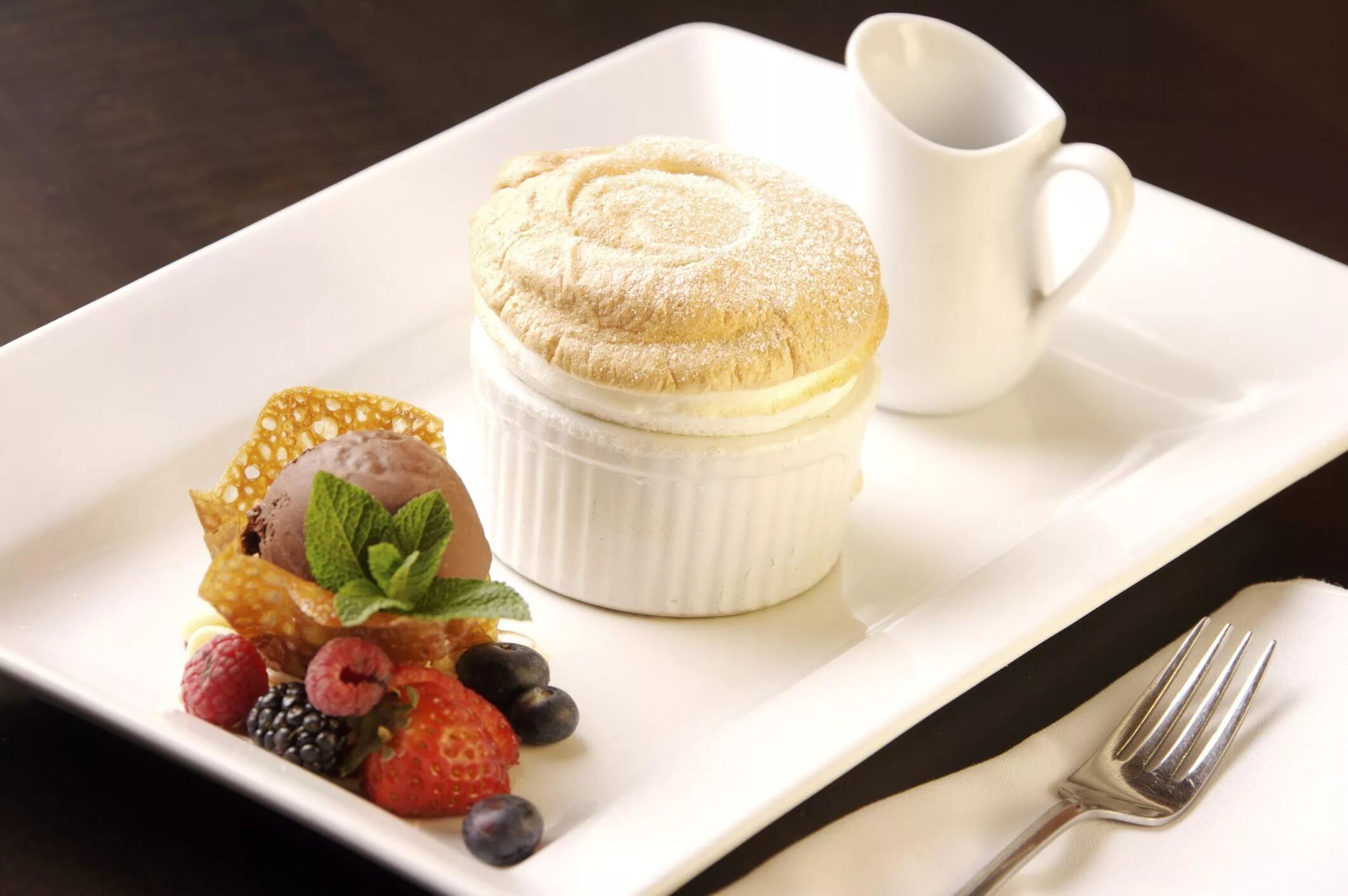 Крем-брюле французские Десерты. Суфле ванильное. Крем-брюле классический французский десерт. Десерт ванильное суфле. Теплые сладости
