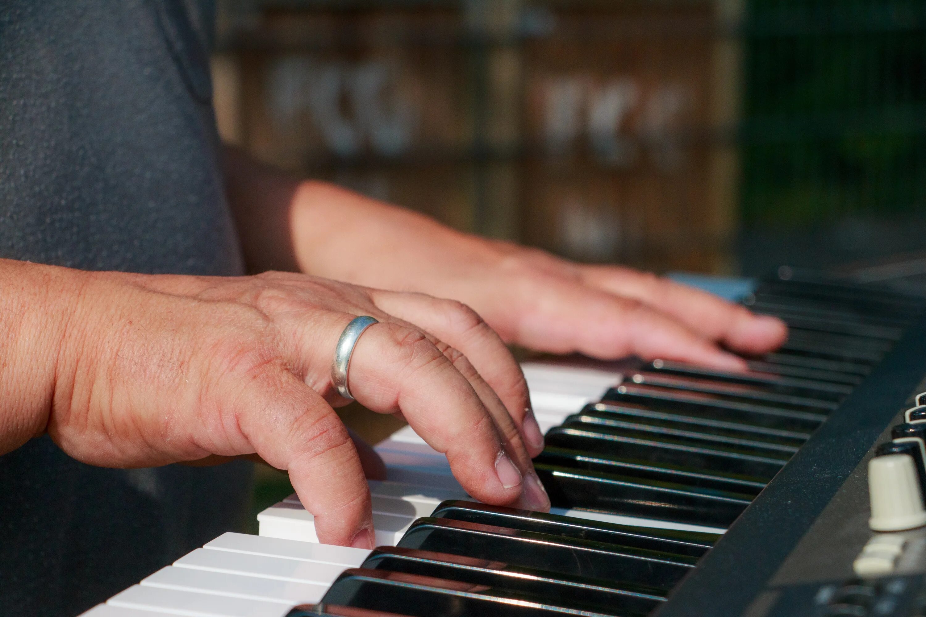Музыка для развлечения. Музыкальные пальцы. Инструменталист фортепиано. Мужские музыкальные руки. Руки музыкантов фото.