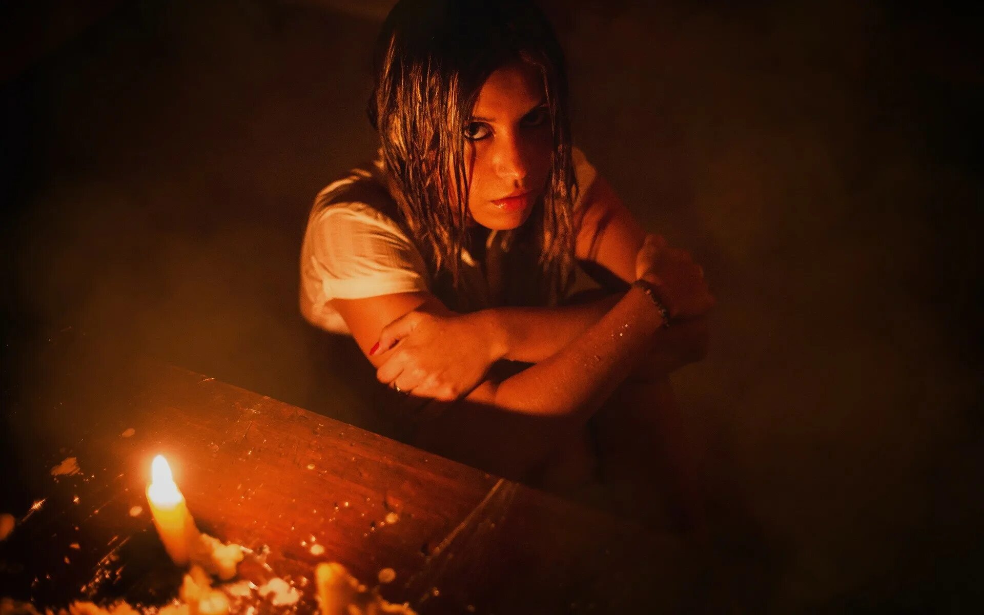 сидеть на свечке. плохое освещение. фотосессия со свечами. фотосессия со свечкой. сидеть на свечке.
