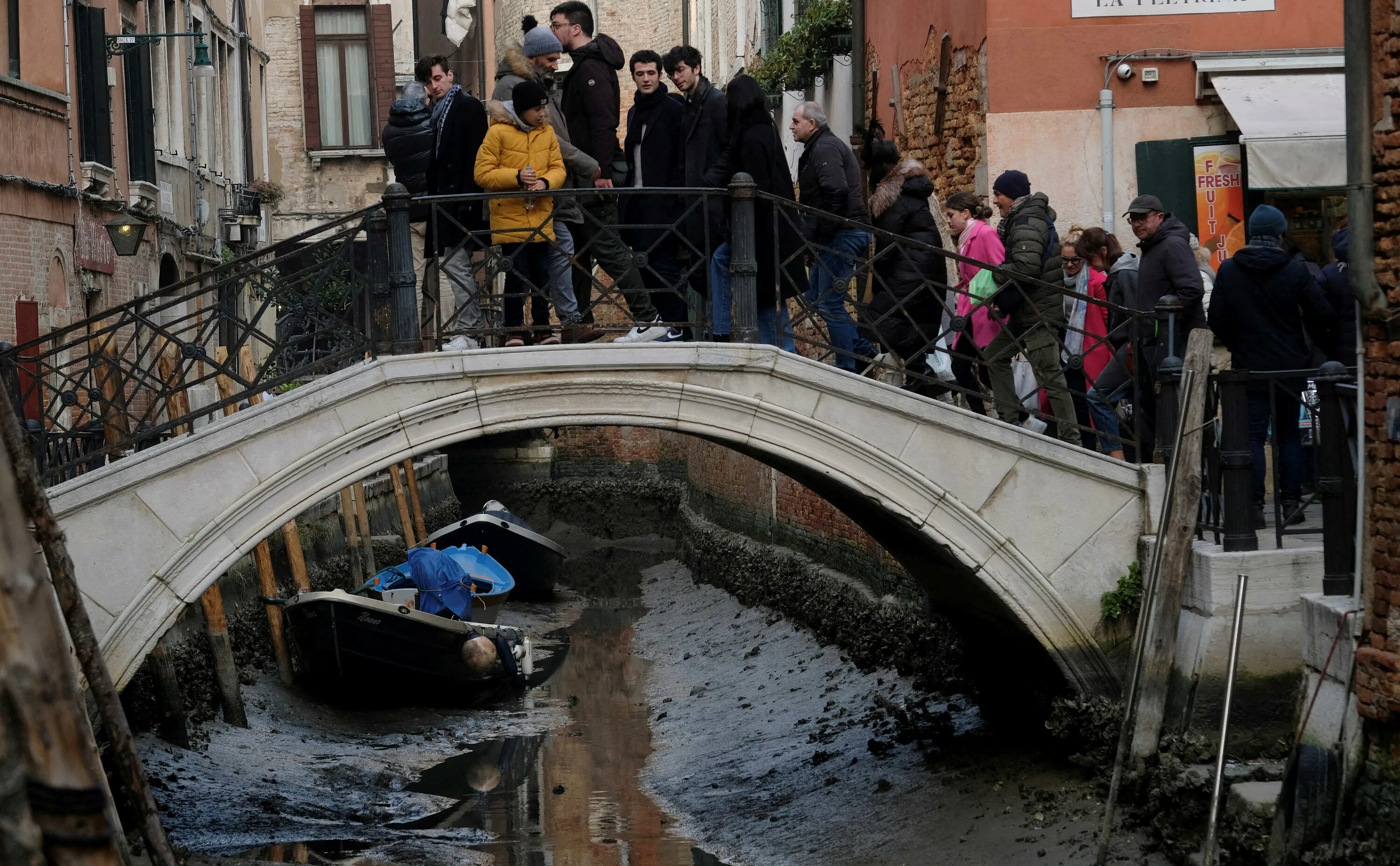 Почему уходит с 1 канала. В Венеции пересохли каналы 2023. Венеция Италия пересохли каналы. Венеция пересохла в городе обмелели каналы. Венеция обмелела 2023.