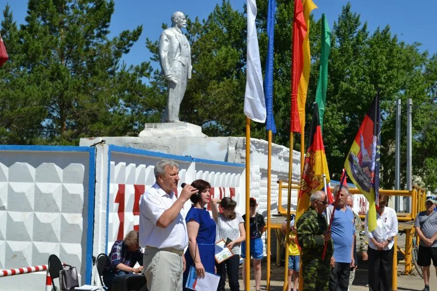 Погода красный яр кемеровская. Красный Яр Жирновский район. Признавашки красный Яр Жирновский район Волгоградская область. Красный Яр Жирновский район год основания. Платина в Красном Яру Жирновского района.