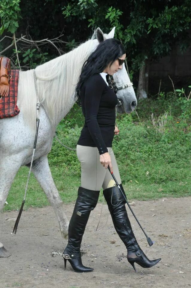 Понибой sophie. Езда верхом на рабах. Оседлал женщину. Госпожа катается на лошадях. Наездница в кожаных штанах.