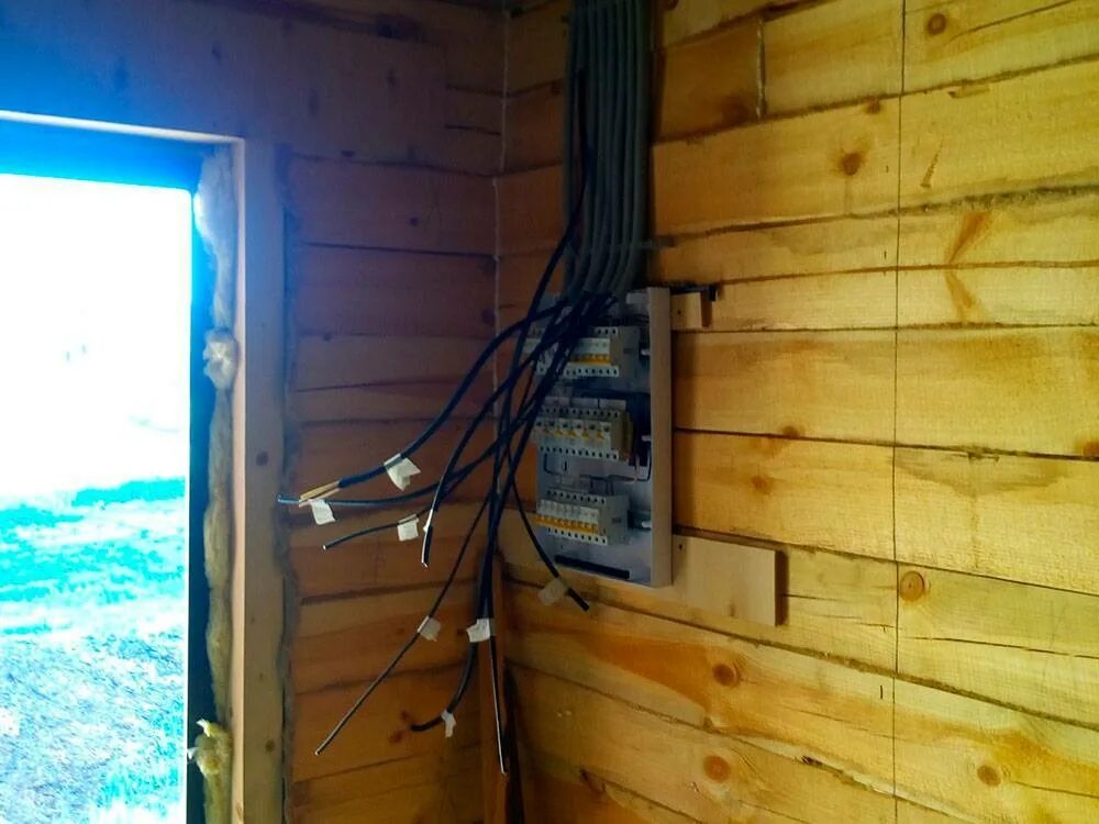 Правильная проводка деревянного дома. Электрика в деревянном доме. Проводка в деревянном доме. Электрика в доме из бруса. Проводка в коробах в деревянном доме.