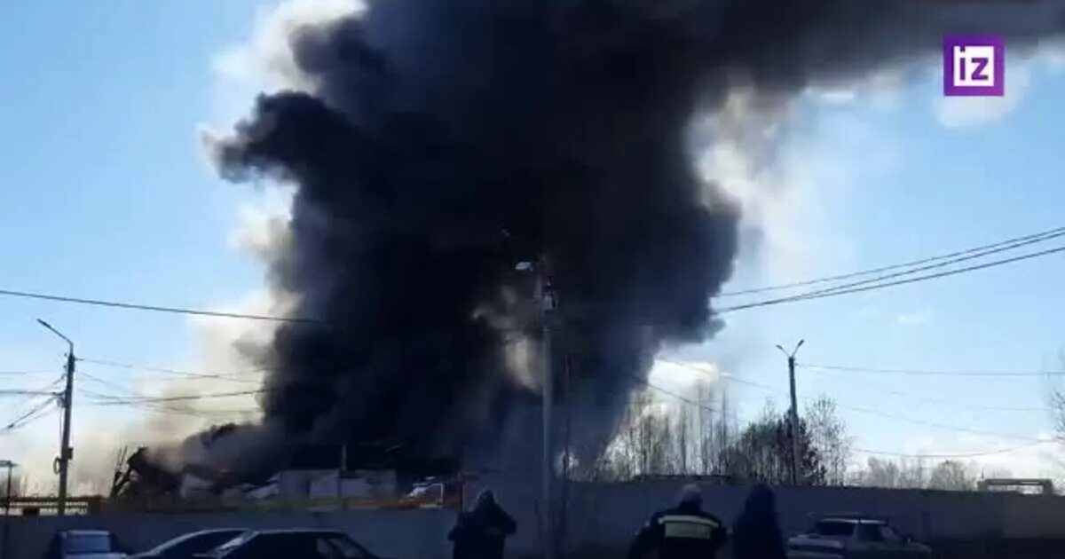 Дмитровск пожар. Пожар на ДХЗ Кинешма. Дмитриевский химический завод (ДХЗ). Пожар на заводе. Пожар химзавода.