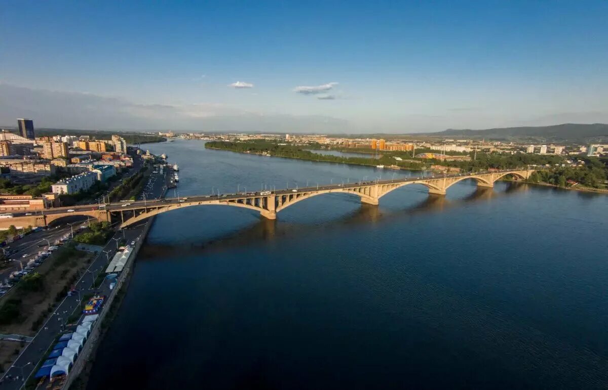 Река Енисей Красноярск. Коммунальный мост Красноярск. Мост на реке Енисей Красноярск. Город Красноярск река Енисей