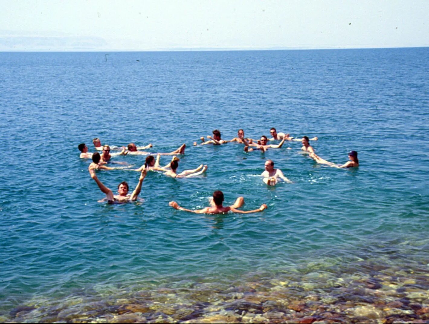 Мертвое море человек на воде. Люди купаются в море. Мёртвое море люди купаются. Плавание в Мертвом море. Мертвое море плавать.