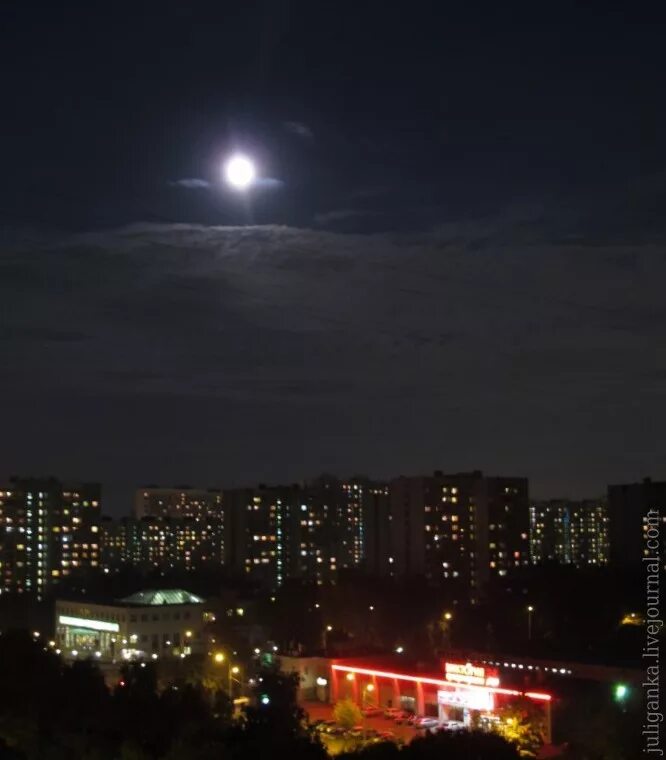 Луна над городом. Ночное небо Москвы. Звезды над Москвой. Вспышка в небе. Вечер 6 6 22