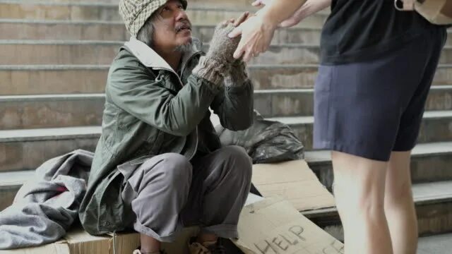 Лапа отдалась бомжам. Бездомному дают еду. Азиатка дает себя бомжам. Homeless girl begging for it.