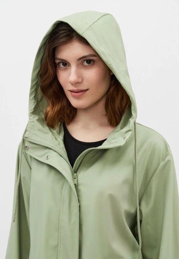 Купить осенний капюшон. Куртка Модис женская зеленая. Modis парка с капюшоном осенняя Plus Size. Модис куртка m201w00581. Модис куртка зеленая с машинками.