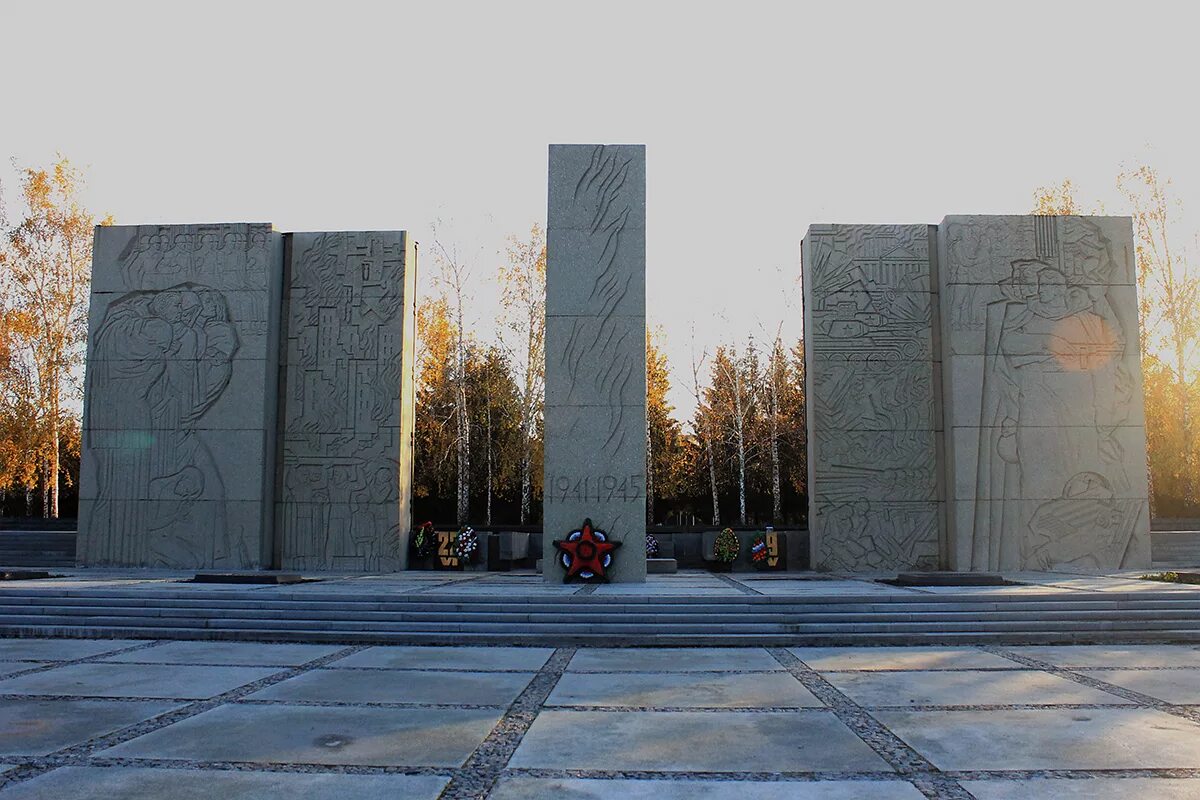 Чем отличается мемориал. Монумент славы Новосибирск. Манусент славы Новосиб. Сквер монумент славы Новосибирск. Монумент славы Новосибирск пилоны.