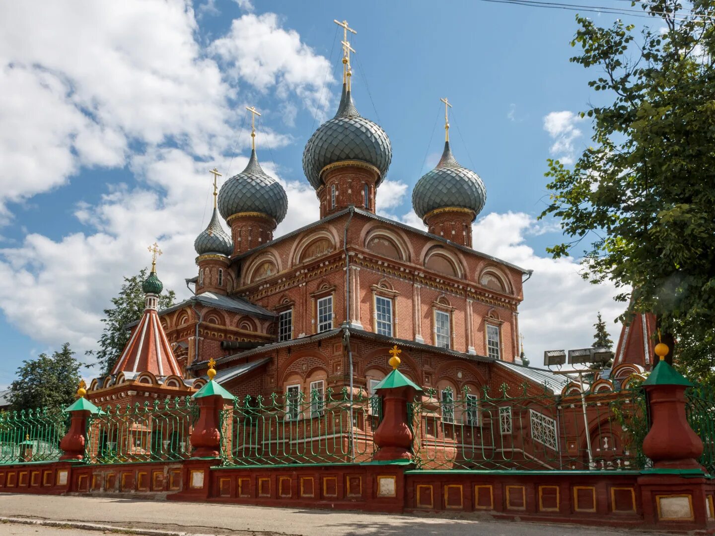 Кострома фото города достопримечательности. Церковь на Дебре Кострома. Церковь Воскресения Христова на Дебре. Церковь Воскресения на Дербе. Церковь Воскресения на Дебре XVII века..