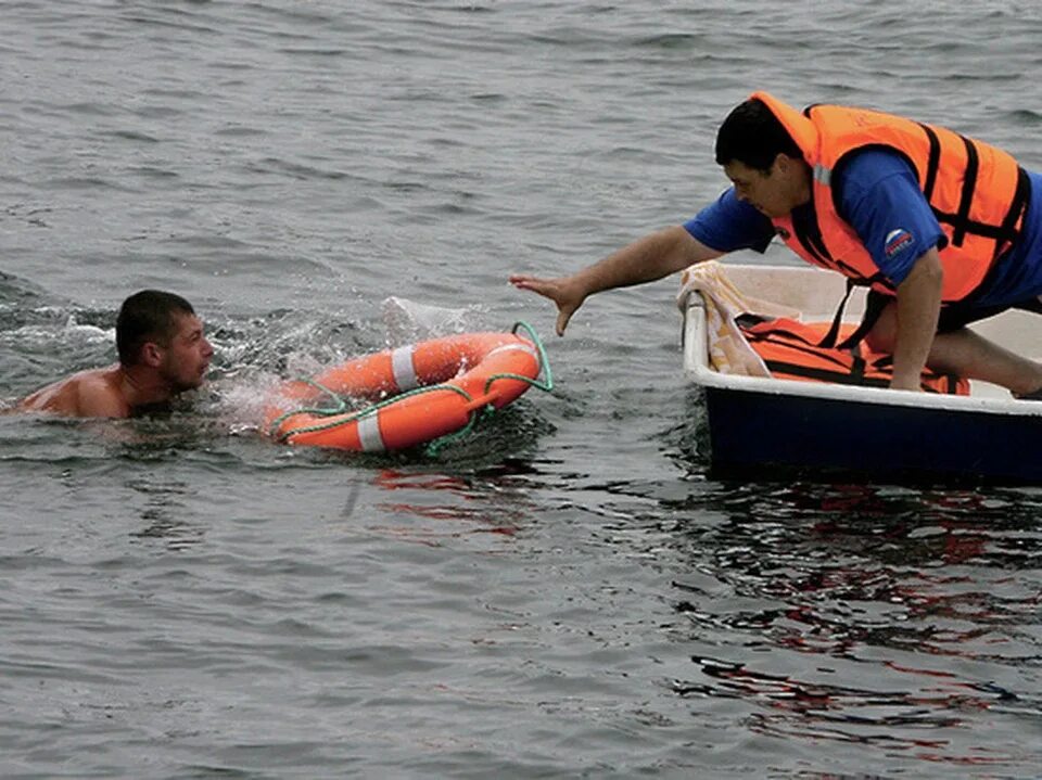 Утонул правило. Спасение на воде. Спасение утопающего на воде. Спасатели на лодке. Спасение утопающих на воде.