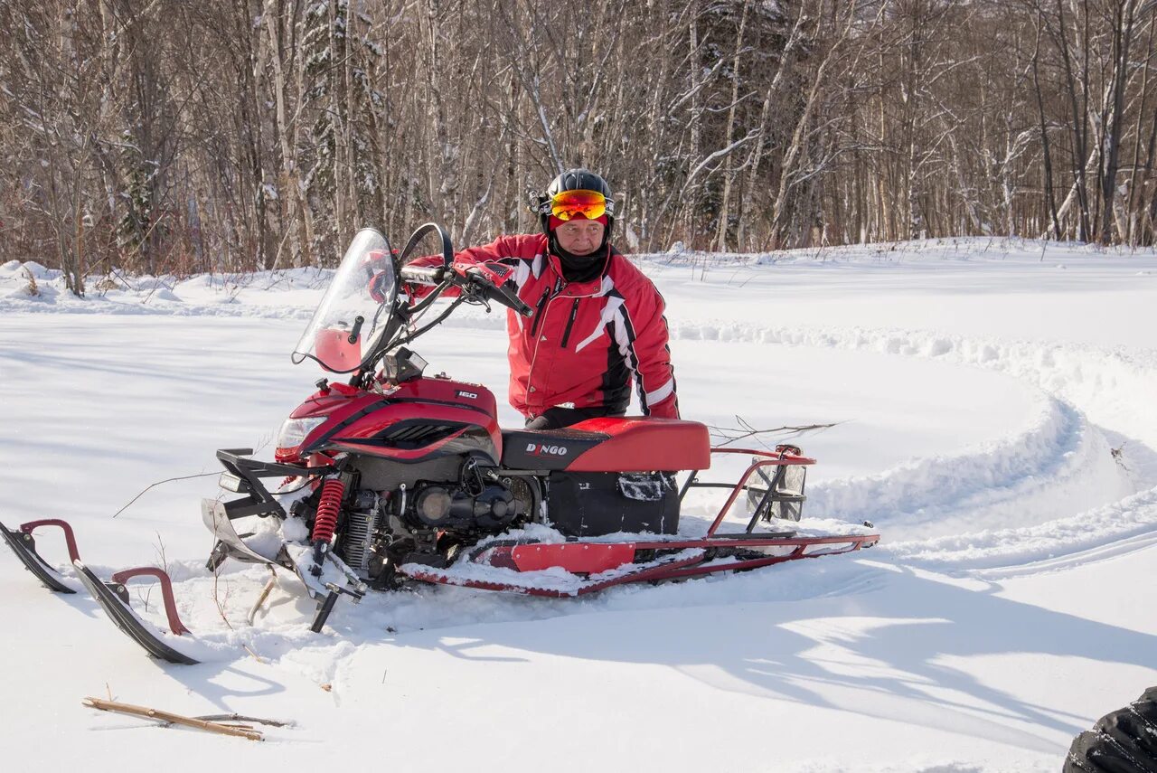 Www snowmobile ru. Динго т 150 Шевроле Нива. Снегоходы Динго панель приборов. Задний фонарь для снегохода Динго. Снимаем лыжи на снегоходе Динго.