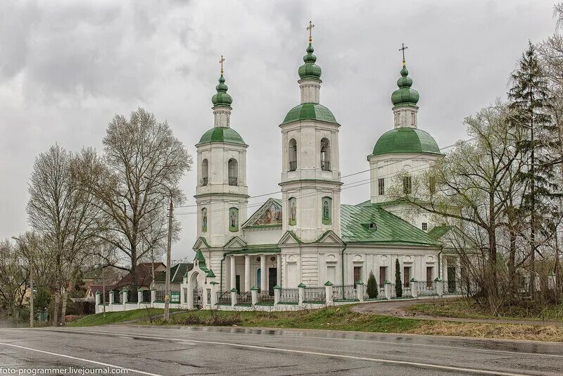 Погода в молодях. Усадьба молоди Чеховский район. Храм в молоди Чеховский район. Воскресенский храм села молоди. Чехов село молоди.