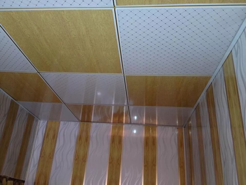 Как сделать потолок в ванной из панелей. Пластиковые панели для стен. Потолок из пластиковых панелей. Пластиковые панели для потолка. Отделка панелями ПВХ.