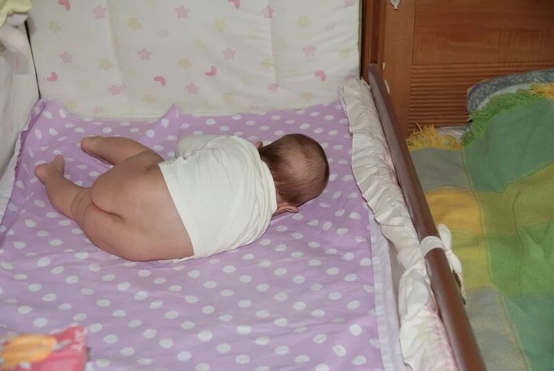 Ребенок лежит на животе 2 месяца. Переворачиваем грудничка на живот. Переворачивание ребенка со спины на живот.