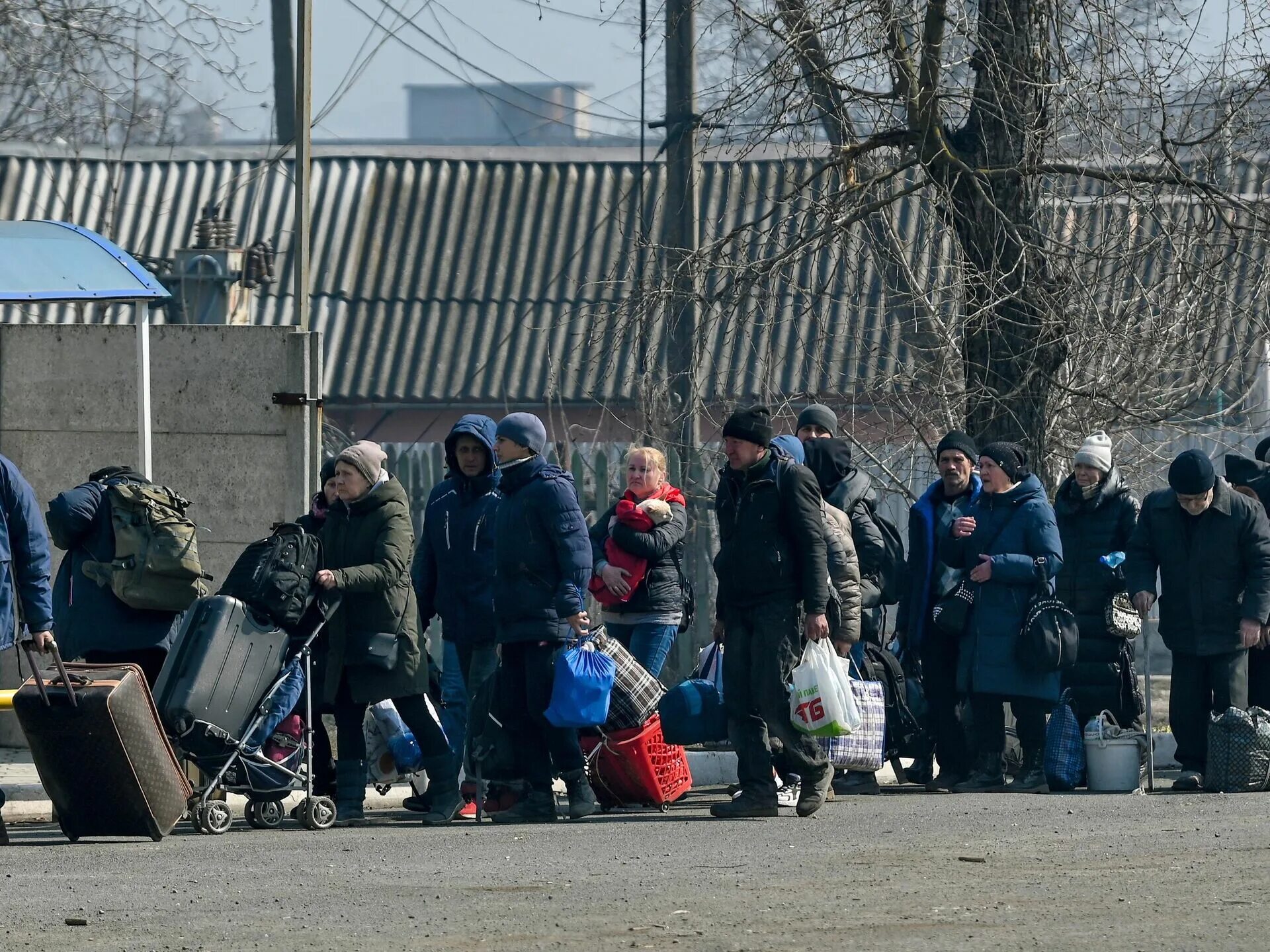 11 риа новости. Беженцы из Мариуполя. Беженцы в России. Украинские беженцы. Мариуполь эвакуация жителей.