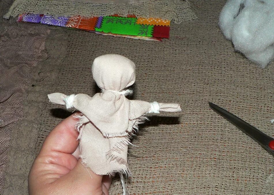 Изготовление куклы детьми. Кукла из тряпок. Мастер-класс по изготовлению кукол. Куклы из ткани. Куклы своими руками из ткани.