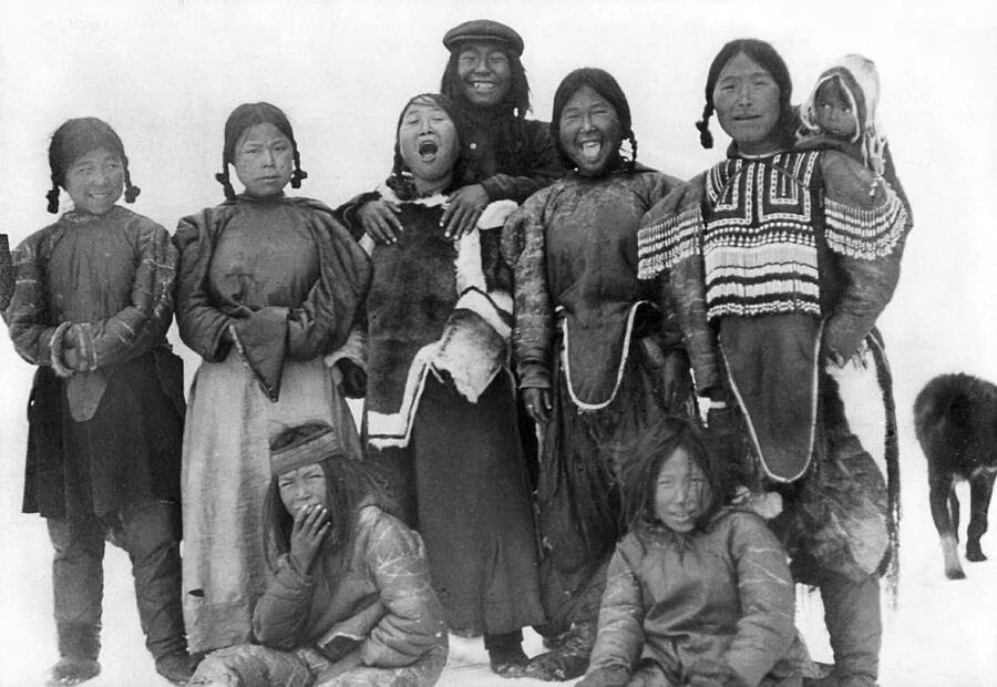 Эскимосы инуиты. Аляска индейцы Эскимосы алеуты. Инуиты — Канадские Эскимосы. Аляска Эскимосы население.