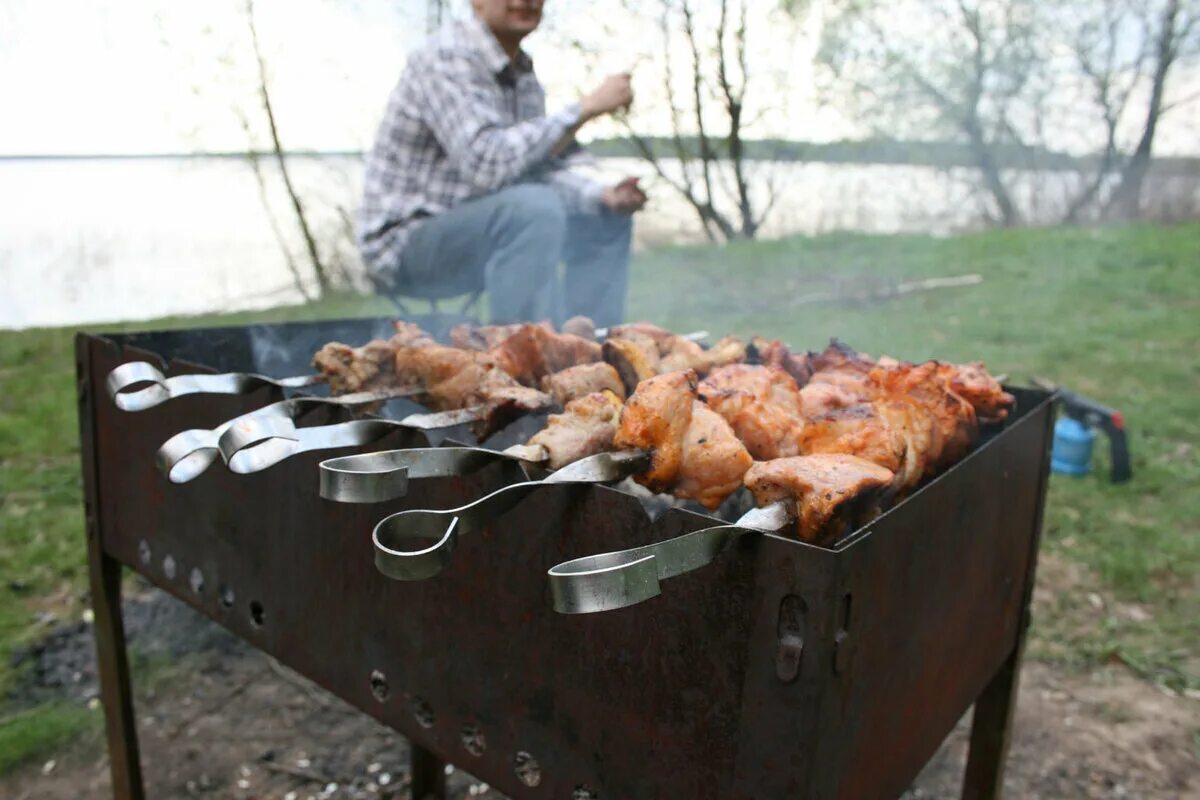 Можно в мае жарить шашлыки. Шашлыки на природе. шашлык на мангале. шашлыки на даче. шашлык на мангале на даче.