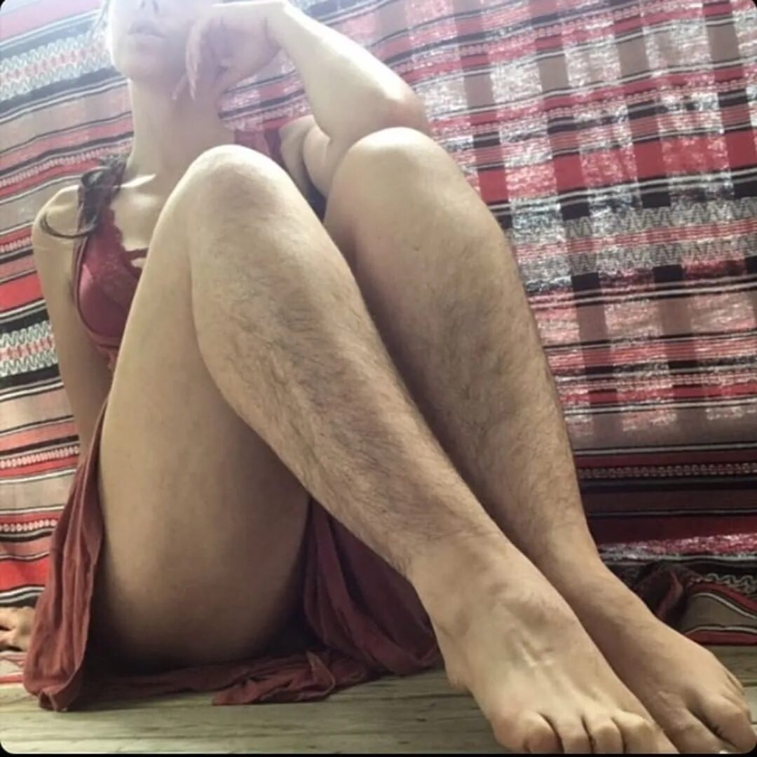 Hairy fetish. Красивые девушки с волосатыми ногами. Женские воло атые ноги. Волосатые женские ножки. Красивые волосатые женские ноги.