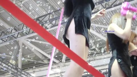 2023 最 新 流 出 RKQ 系 列 偷 拍 大 神 车 展 抄 底 女 神 车 模 美 女 主 持 裙 底 风 光... 