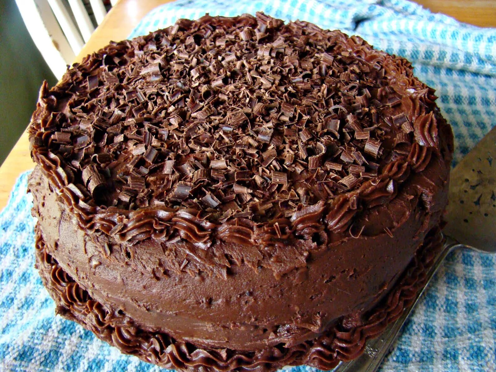 Шоколадний бравний торти. Шоколадный Брауни. Домашние торты. Украшение торта шоколадной стружкой. Торт брауни в домашних условиях