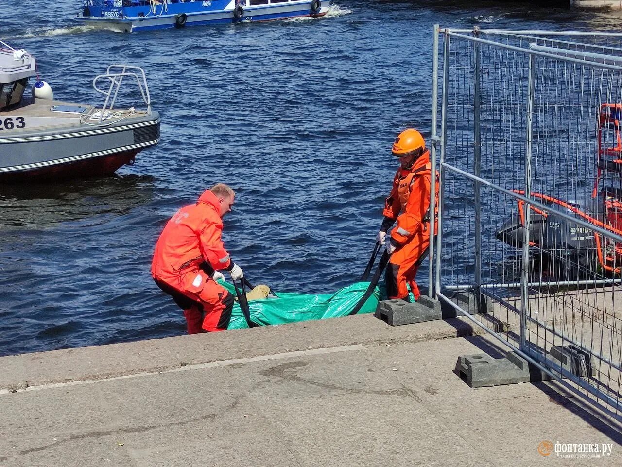 Водная полиция. Человек на мосту. Опасная работа. Петербург утонули